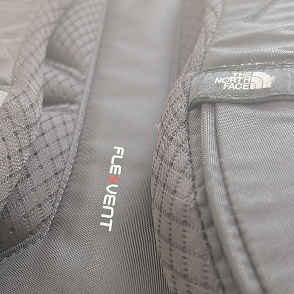 North Face Recon Women’s Backpack Black and Mint - Picture 3 of 7